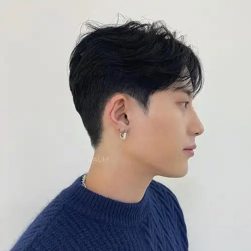 男人到了夏天剪发的频率也是越来越高了,因为天气太热,感觉头发长得也