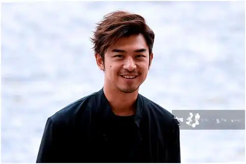 陈柏霖看起来脏兮兮的蓄胡须发型随意也能帅出一片天他可是个精致的花