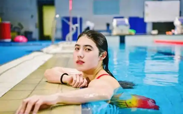 美女游泳运动员张雨霏