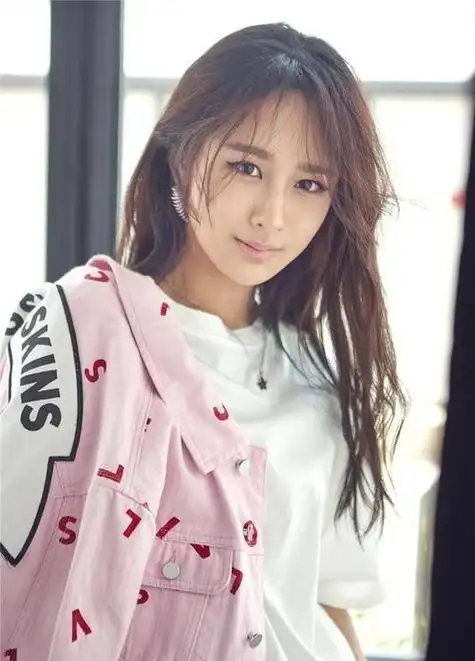 在综艺上杨紫更是各种和黄子韬互怼,和任嘉伦打闹时互叫原名,相似的