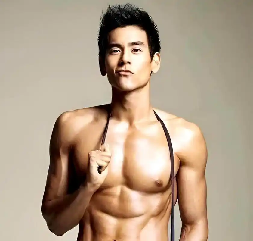 彭于晏的身材越来越好了,非常健壮,女性应该会喜欢这样的身材.