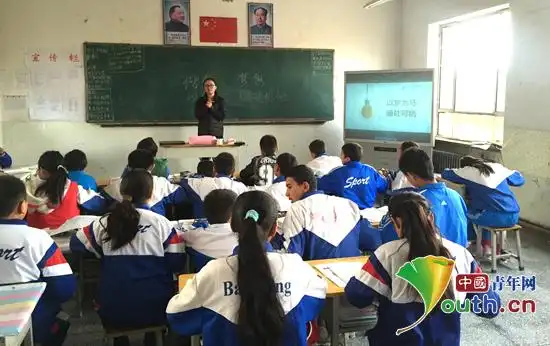 图为新疆大学研支团成员李锴璇为叶城二中学生上课.李锴璇 供图