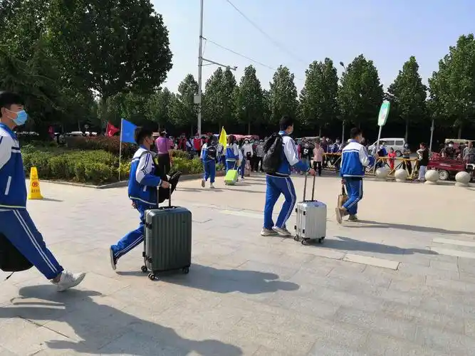 抓好疫情防控 错峰有序放学——永宁街中学八年级部组织学生有序放学