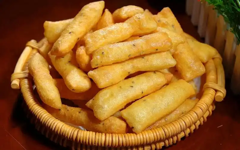 在家炸小油条,这个做法要收藏,蓬松酥脆个个空心,学会不用买