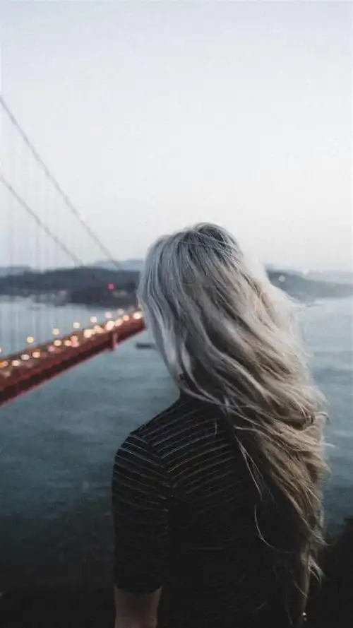 气质欧美长发女生背影