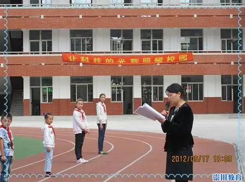 5月16日下午,南通市海洋馆的专业讲解员在启秀小学的多功能教室通过