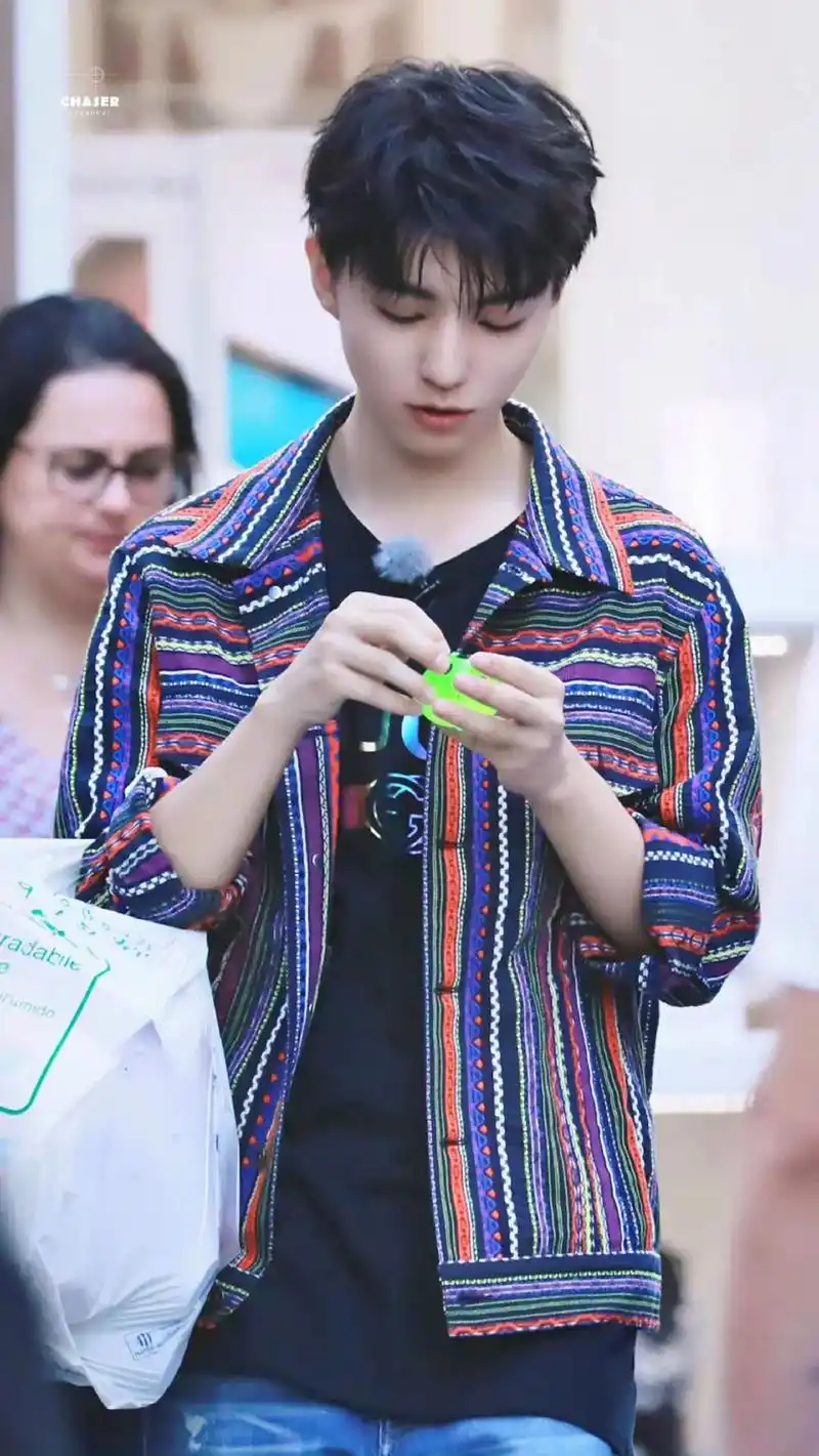 王俊凯 可爱凯玩球球哈哈哈哈哈#王俊凯让人心动的n个瞬间  - 抖音