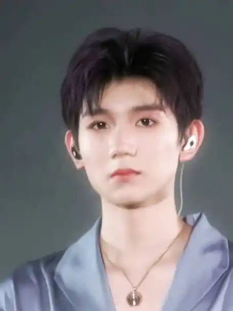 王源白衬衫素颜照