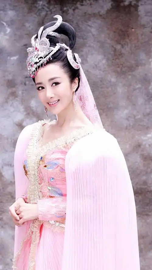 李依晓以前长什么样子被大家吐槽脸僵硬的李依晓