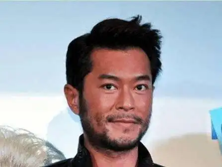 男明星留胡子堪比"整容",肖战像换了一张脸,金城武帅到没边