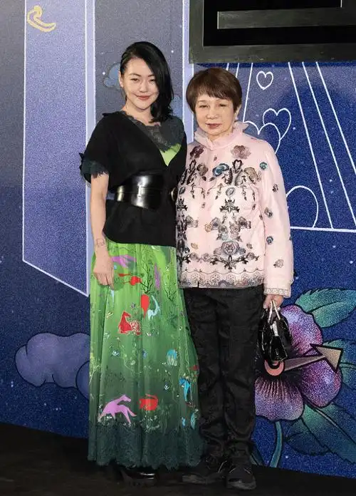 小s穿绿色花裙美成焦点 携婆婆首度合体外出看秀_腾讯新闻