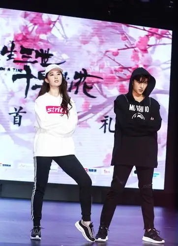 组图:男帅女美!杨洋刘亦菲合跳热辣街舞