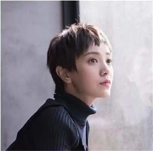 稍微露出额头,有点帅气,还有点男孩子气,很减龄的一款短发呢,女生头发