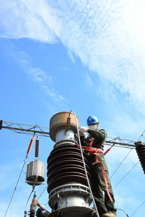 纪实拍摄:电力工人现场工作画面