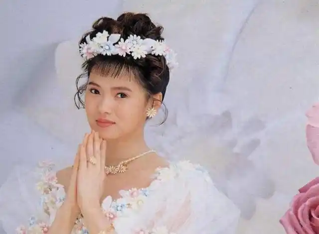 伊能静就更别说了,刚出道是稳稳的清纯少女