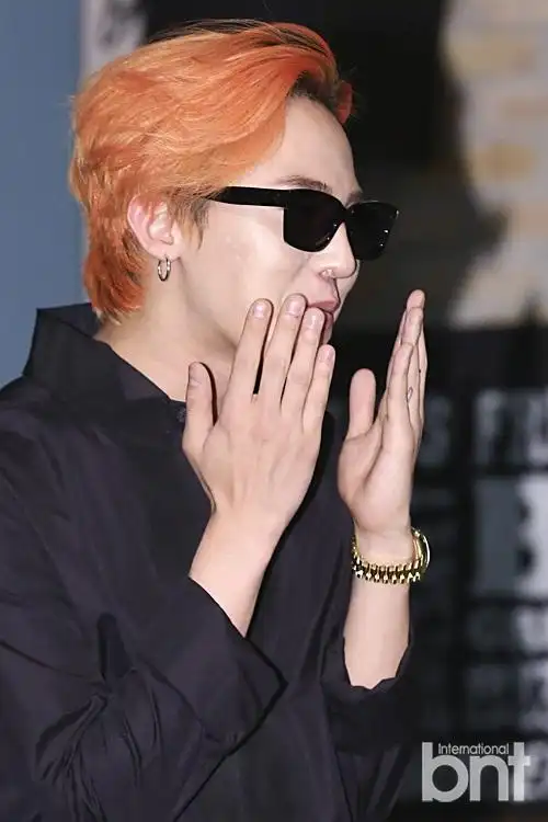 【bnt图】bb权志龙出席活动 橘色头发耀眼夺目