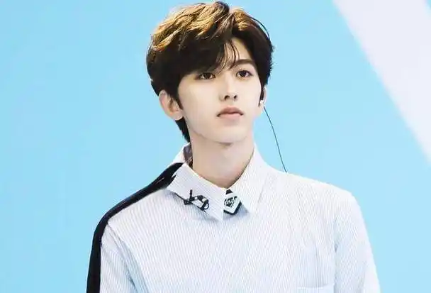 蔡徐坤陈立农神仙兄弟情!