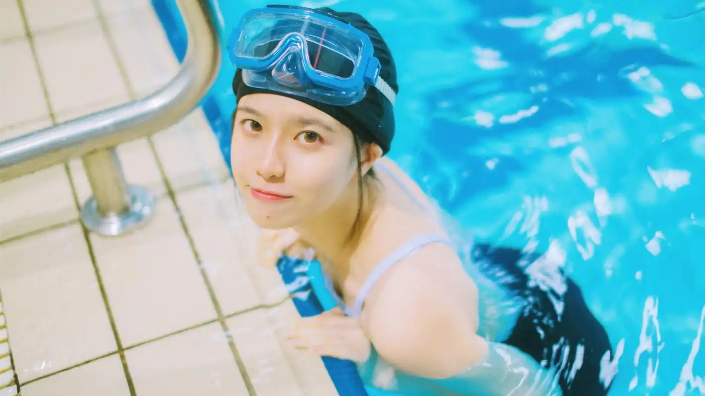 清纯美女游泳馆摄影高清电脑壁纸图片下载