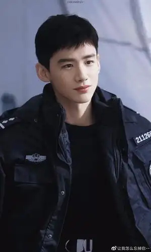 白敬亭的特警造型,再加上他穿衣显瘦,脱衣有肉的身材,是真的令人色欲