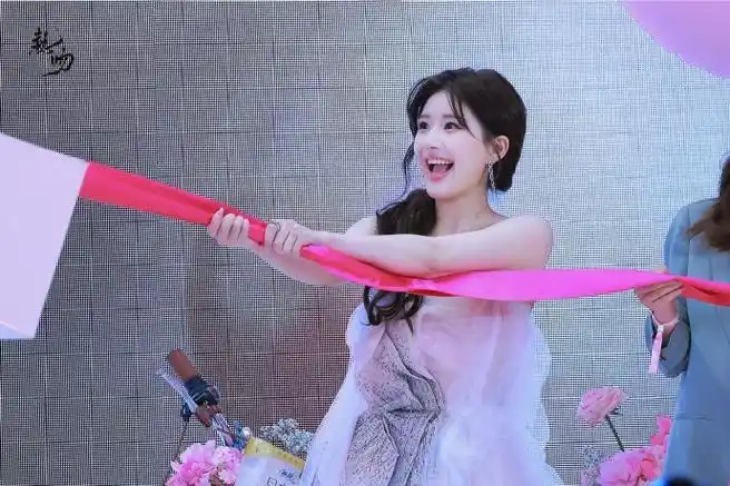 赵露思苏菲品牌代言人##赵露思抹胸高定