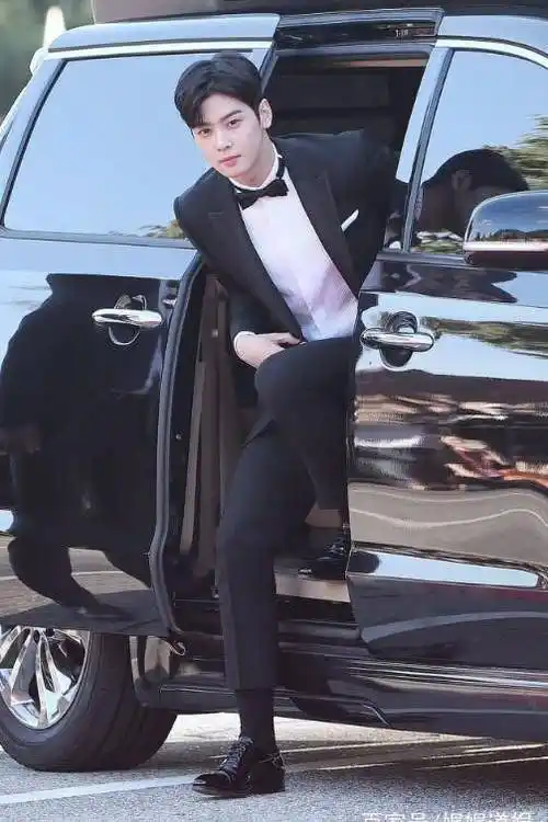 厉害了车银优,只因穿对一条西装裤,183身高竟走出两米气场来!