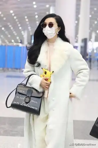街拍:范冰冰白色皮毛一体大衣 厚底绑带靴 黑色包袋温柔纯净