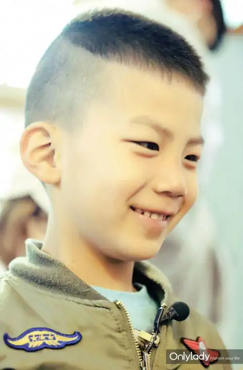 正文 康康和竣竣都是同样的半截锅盖头,这样的造型可是让小男孩看上去