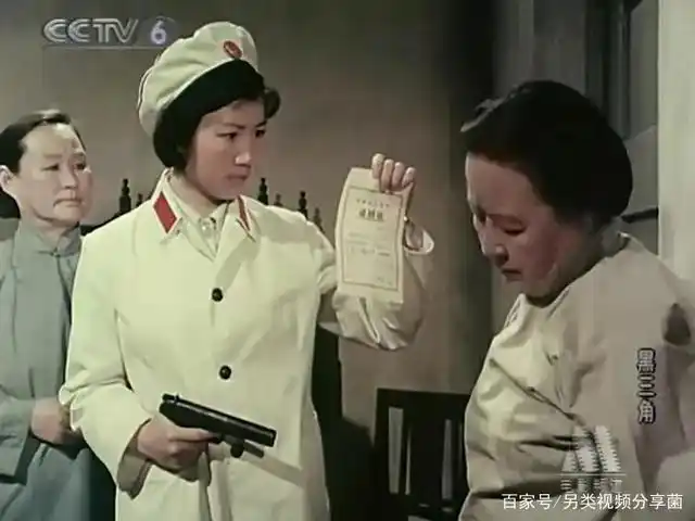 今天分享菌推荐一部国产的经典老电影《黑三角》,本片由北京电影制片