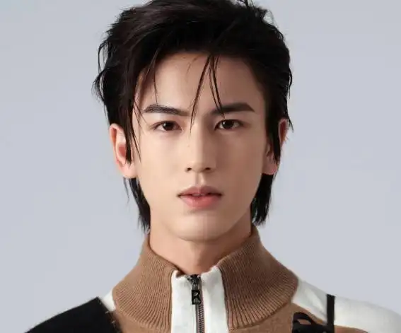 张凌赫的本名叫作张家玮,他是国内一位年轻的影视演员.