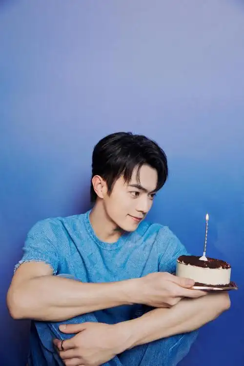 生日写真#今日@许凯soso工作室在0305发布生日写真,蓝色毛衣休闲随性