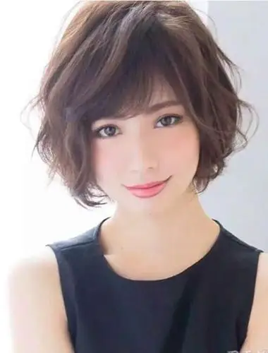 也要紧随流行时尚,立刻要给你公布的是五十岁女士短烫发造型,各式各样