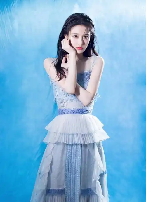 她大概是最不火的"谋女郎"了,但穿长裙优雅大方,美得不一般_张慧雯