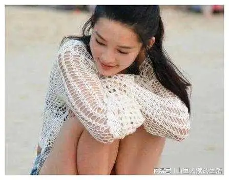 李沁的身材有多撩看她蹲在沙滩上的样子网友太美