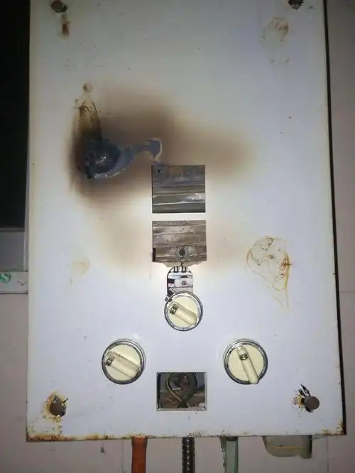 博白一居民家中热水器发生爆炸,钢化玻璃碎了一地.