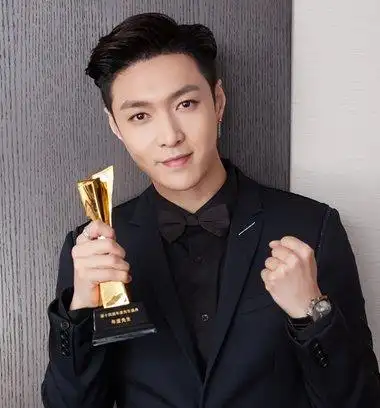 张艺兴获封史上最年轻"年度先生" 张艺兴潮男露额短发发型阳光帅气