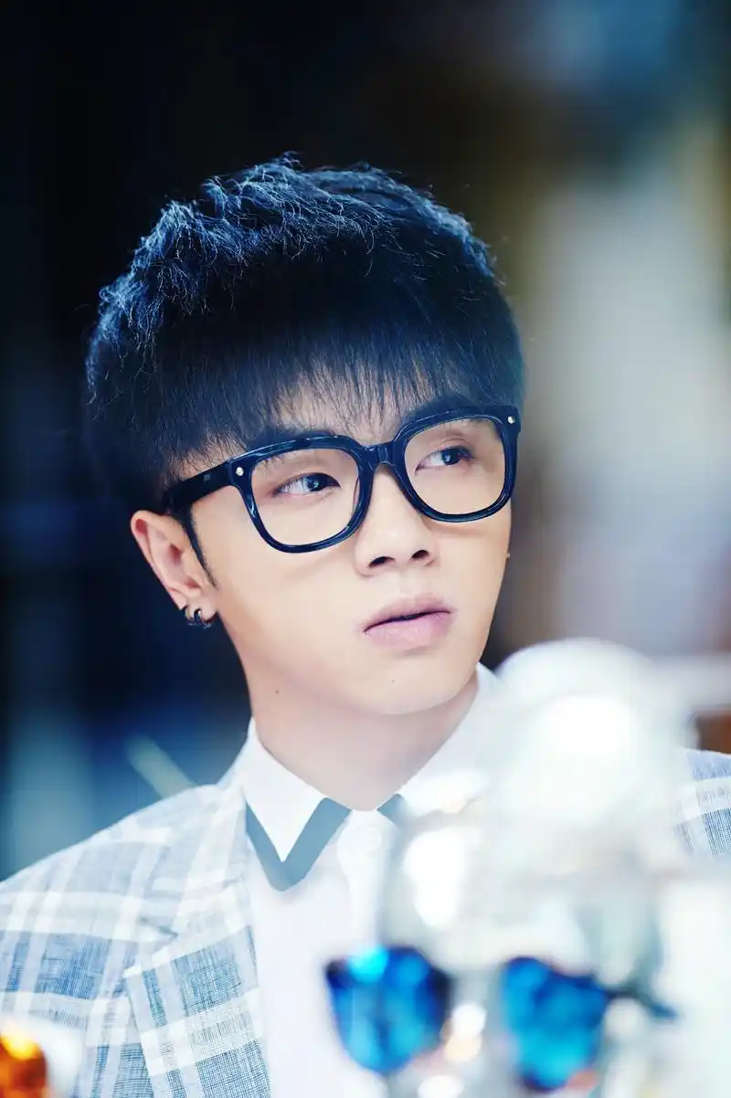 p>华晨宇,1990年2月7日生于湖北省十堰市,中国内地流行乐男歌手,作曲