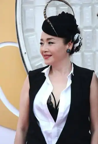 58年的恬妞挺会打扮年轻人都不敢穿的白色丝袜被她穿出漫画感