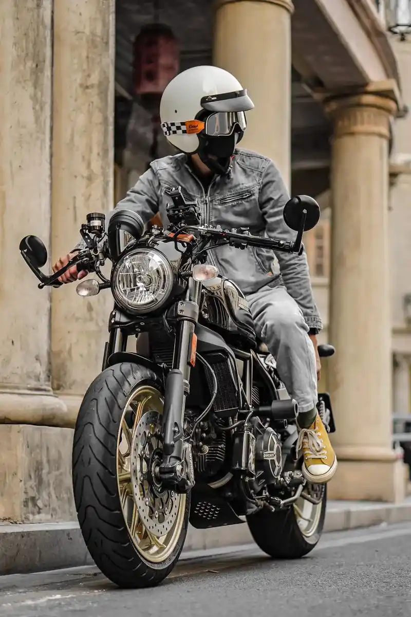 自由有了 骑起来不就有风了吗🤥.#机车 #机车摄影 #复古 - 抖音