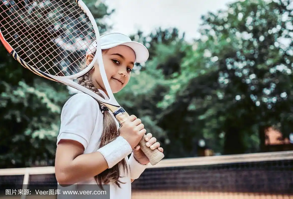 白人小孩穿着白色网球运动服训练.