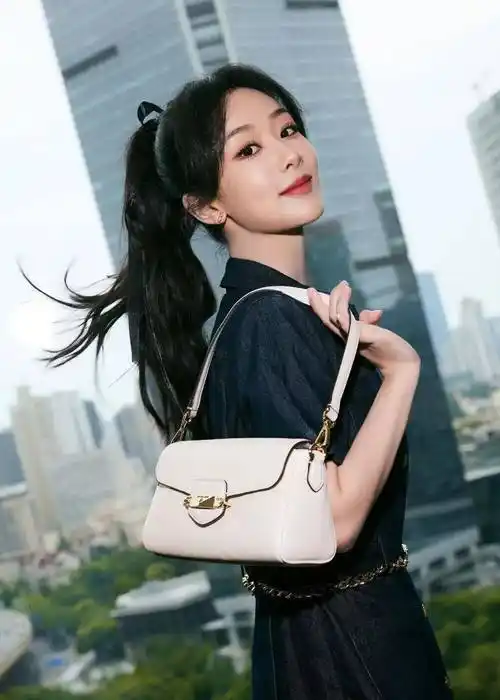 杨紫高马尾牛仔裙造型,瞬间hold住上海mk品牌活动!_时尚_气质_明星