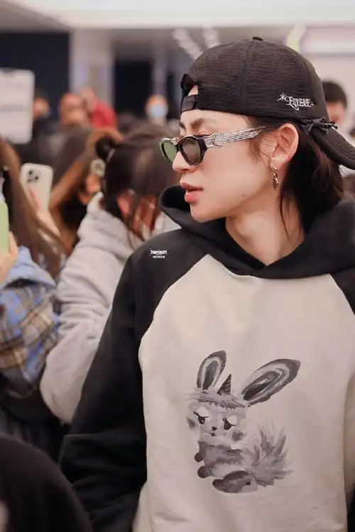 小鬼手拿应援棒向粉丝比心