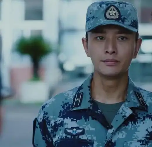 贾乃亮参演《空降利刃》,看到他的军装照,跟黄晓明有多像?