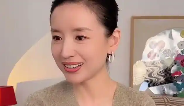 董洁身陷出轨丑闻11年,为什么仅3个月就靠直播带货翻身?