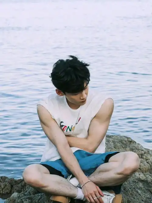 白敬亭秀肌肉警告沈腾##白敬亭猛男抗议##现在就出发