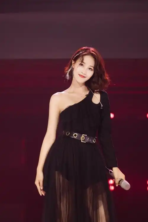 乘风破浪的姐姐开播蓝盈莹初舞台斩获第一名