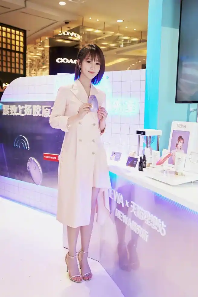 这件ladys elite西装裙让杨紫大放异彩,而脚上的这双rene caovilla