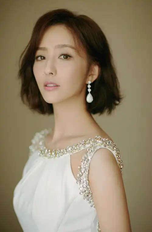 佟丽娅穿短裙露锁骨身上的钻石抢眼网友唇色好显老