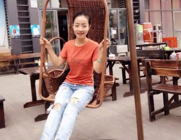 王小妮气质出众更有魅力,穿搭简约青春气息浓郁,气质身材都不错