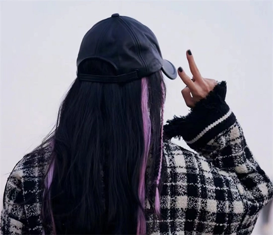 渐变粉紫色挑染,使得整个黑色发型更减龄,辨识度也暴涨.