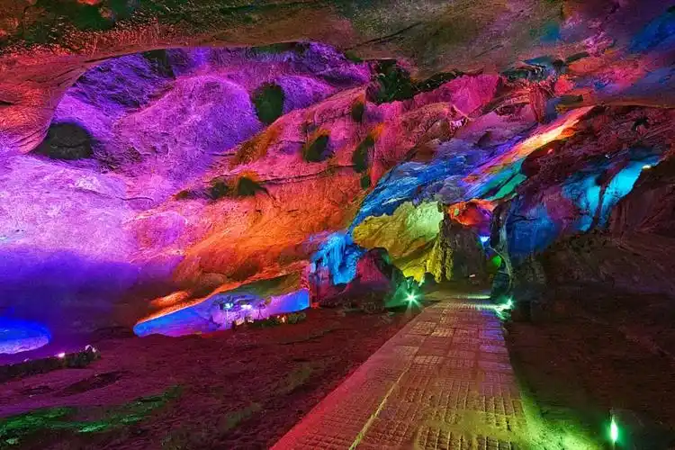 金华双龙风景旅游区 双龙洞由内洞,外洞及耳洞组成.